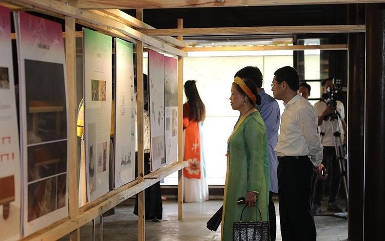 The exhibition featuring the most outstanding products from the 'Designed by Vietnam' attracts numerous visitors. (Photo: Vietnam Design Week)