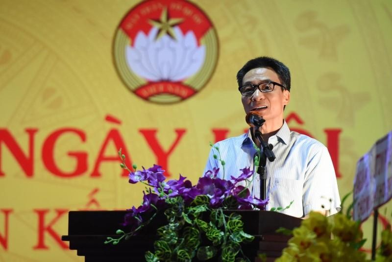 Deputy PM Vu Duc Dam speaks at the Great Unity Festival in the residential area No.8, Tan Phong Ward. (Photo: NDO)
