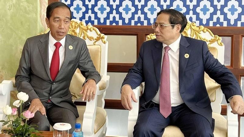 Prime Minister Pham Minh Chinh (R) and Indonesian President Joko Widodo meets in Phnom Penh on November 11. (Photo: VNA)