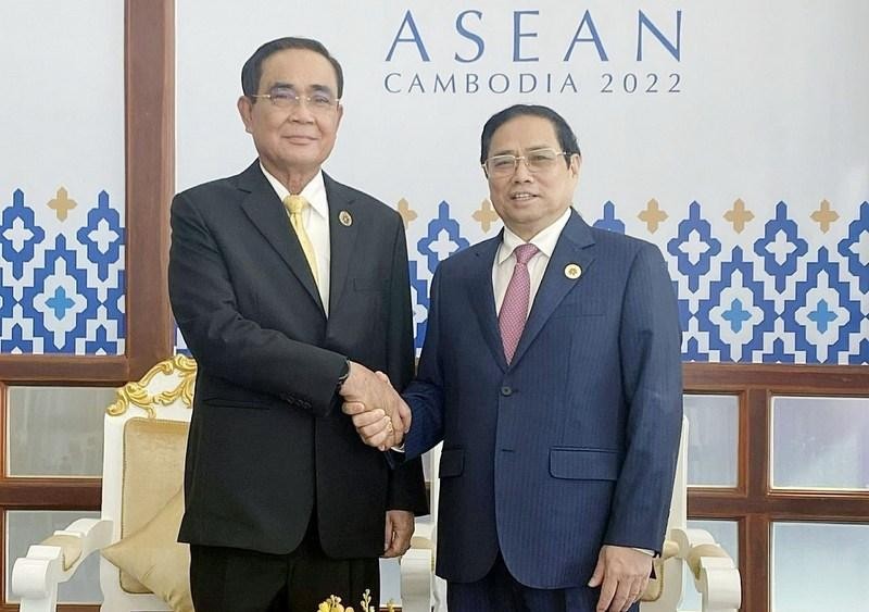 Prime Minister Pham Minh Chinh meets with his Thai counterpart Prayut Chan-o-cha (Photo: VNA) 