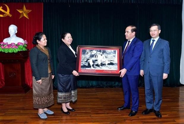 Tuyen Quang's leaders (R) present to the LPRP Central Committee’s Organisation Commission a picture of President Ho Chi Minh and Prince Souphanouvong taken in 1951 in Kim Binh commune in Chiem Hoa district of the province. (Photo: VNA) 