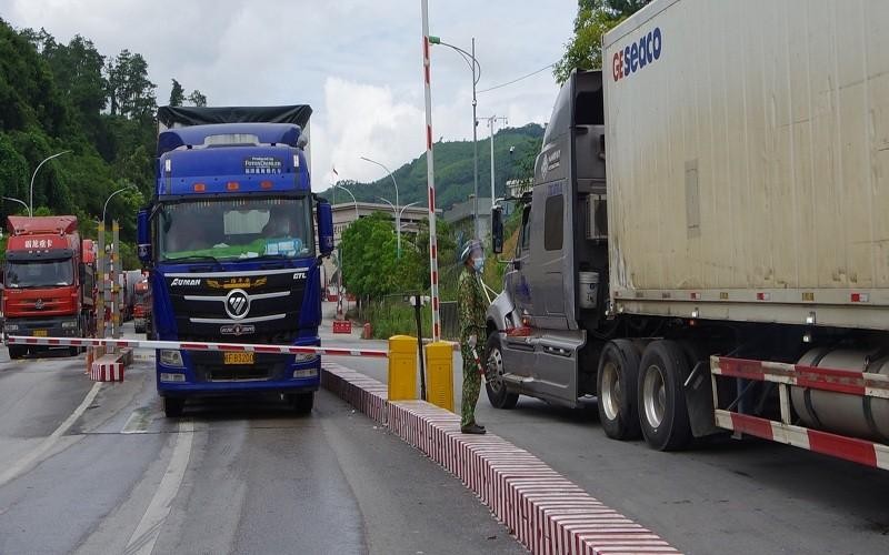 Functional forces are guiding trucks carrying agricultural products for exports through Huu Nghi international border gate. 