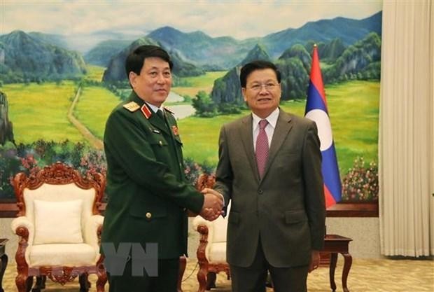 General Luong Cuong (L), Chairman of the General Department of Politics under the Vietnam People's Army (VPA), and Party General Secretary and President of Laos Thongloun Sisoulith (Photo: VNA)