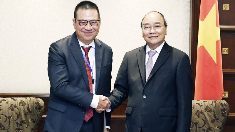 President Nguyen Xuan Phuc (R) and President and CEO of SCG Roongrote Rangsiyopash. (Photo: VNA)