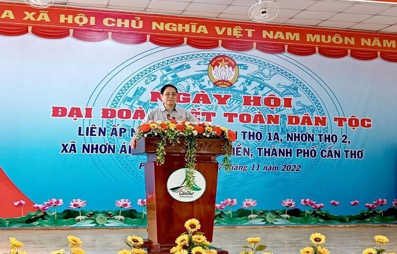 PM Pham Minh Chinh speaks at the great national solidarity festival in Nhon Ai commune of Phong Dien district, Can Tho city, on November 17. (Photo: NDO)