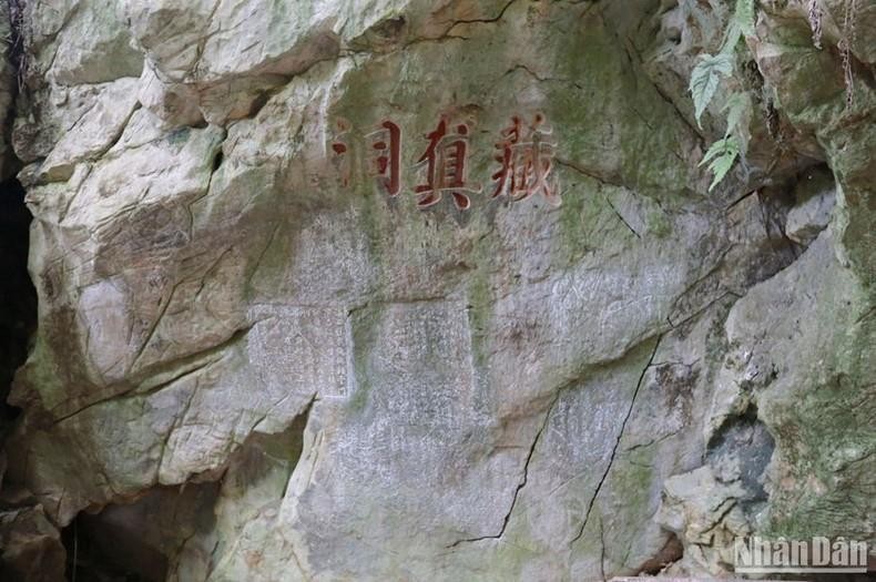 A handwritten document on the entrance to Tang Chon cave, Ngu Hanh Son Mountain in Da Nang City. (Photo: NDO)