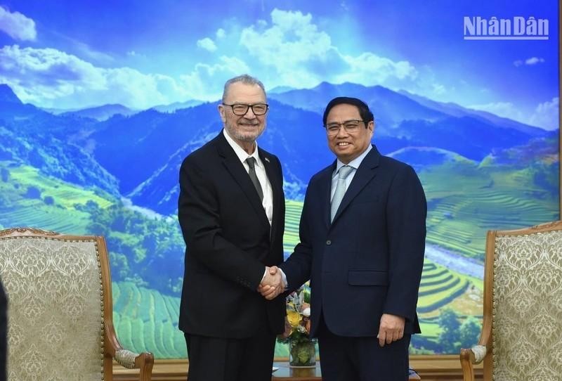  Prime Minister Pham Minh Chinh (right) receives Senior Vice President and Regional Managing Director of the USABC Michael Michalak. (Photo: NDO)