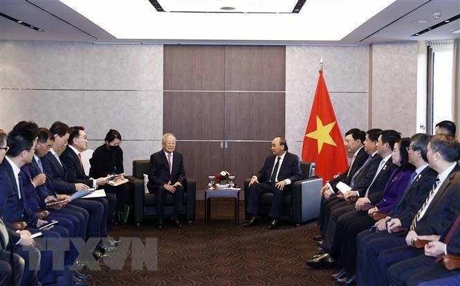 President Nguyen Xuan Phuc (R) receives Chairman and CEO of CJ Group Sohn Kyung-shik in Seoul on December 5. (Photo: VNA)