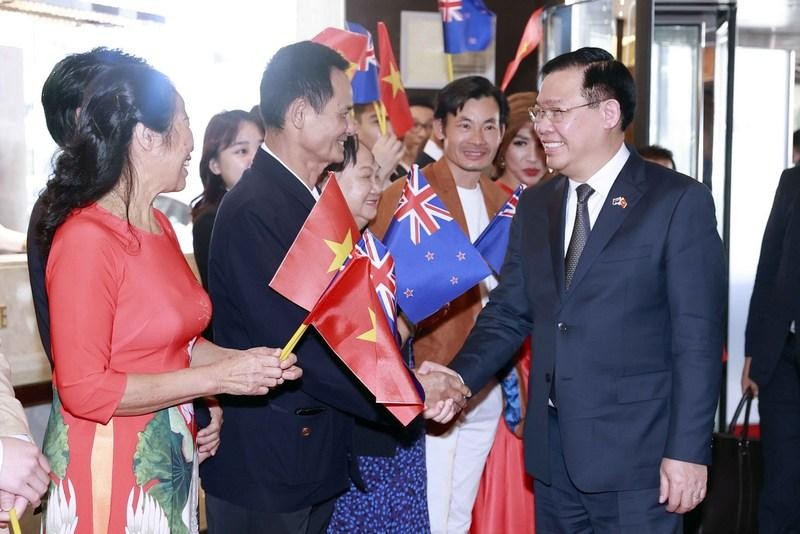 National Assembly Chairman Vuong Dinh Hue meets with representatives of the Vietnamese community in New Zealand. (Photo: VNA)