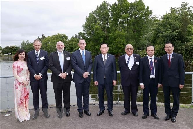 National Assembly Chairman Vuong Dinh Hue (4th, R) visits the University of Waikato in Hamilton city as part of his official visit to New Zealand. (Photo: VNA)