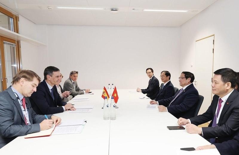 PM Pham Minh Chinh (second, right) at the meeting with his Spanish counterpart Pedro Sánchez Pérez-Castejón (second, left). (Photo: VNA)