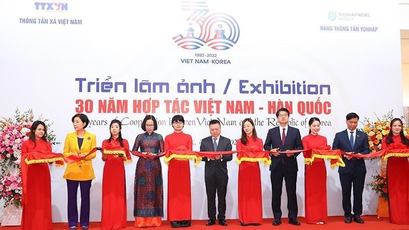 The ribbon cutting ceremony for the exhibition. (Photo: NDO)