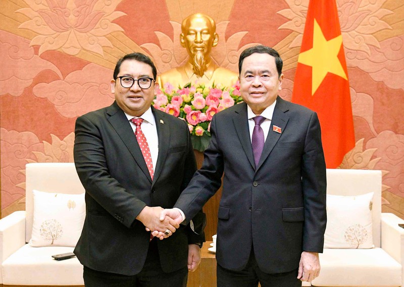  Permanent Vice Chairman of the National Assembly Tran Thanh Man (right) and Chairman of the Committee for Inter-Parliamentary Cooperation under the Indonesian People’s Representative Council Fadli Zon. (Photo: quochoi.vn)