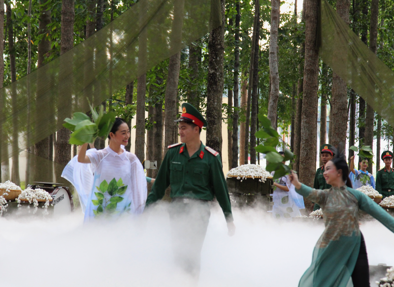 Soldiers and models at the art programme. (Photo: THE ANH)