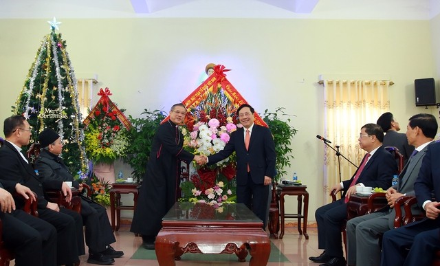 Permanent Deputy Prime Minister Pham Binh Minh congratulates Bui Chu Diocese. (Photo: VGP)