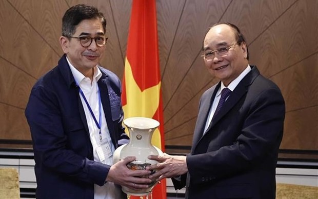 President Nguyen Xuan Phuc (right) KADIN Chairman Arsjad Rasjid. (Photo: VNA)