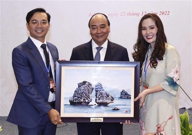 President Nguyen Xuan Phuc presents gift to representatives of Vietnamese community in Indonesia (Photo: VNA)