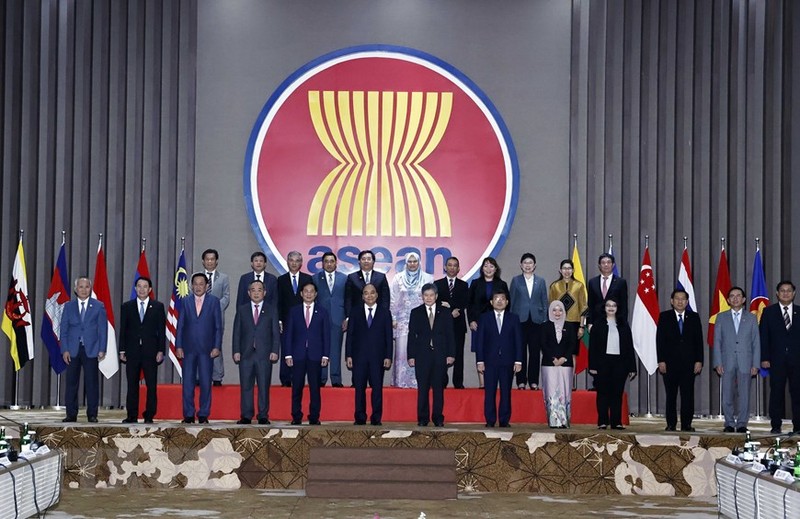 President Nguyen Xuan Phuc (sixth from left, first line) poses for a photo with ASEAN Secretary-General Lim Jock Hoi and Ambassadors and Chargé d’Affaires of member states at the ASEAN Secretariat headquarters. (Photo: VNA)