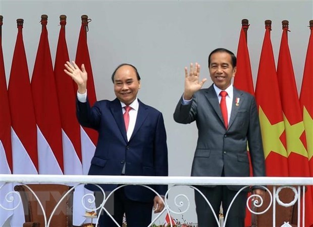 Presidents Nguyen Xuan Phuc (L) and Joko Widodo at the welcome ceremony for the Vietnamese leader in Bogor city, West Java province, on December 22 (Photo: VNA)