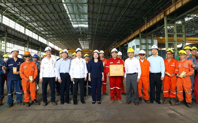 Vice President Vo Thi Anh Xuan (C) and Vietsovpetro leaders and employees. (Photo: VNA)