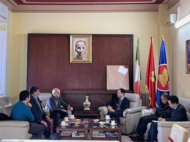 Vietnamese Ambassador to Italy Duong Hai Hung (R) meets Secretary of the Italian Communist Party (PCI) Mauro Alboresi (Photo: VNA)