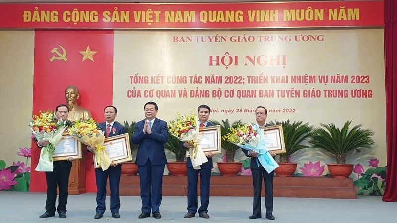 Party official Nguyen Trong Nghia awarded the Labour Order to individuals with outstanding contributions to the propaganda work. (Photo: NDO)