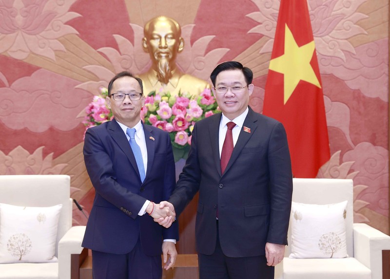 NA Chairman Vuong Dinh Hue receives outgoing Cambodian Ambassador Chay Navuth. (Photo: VNA)