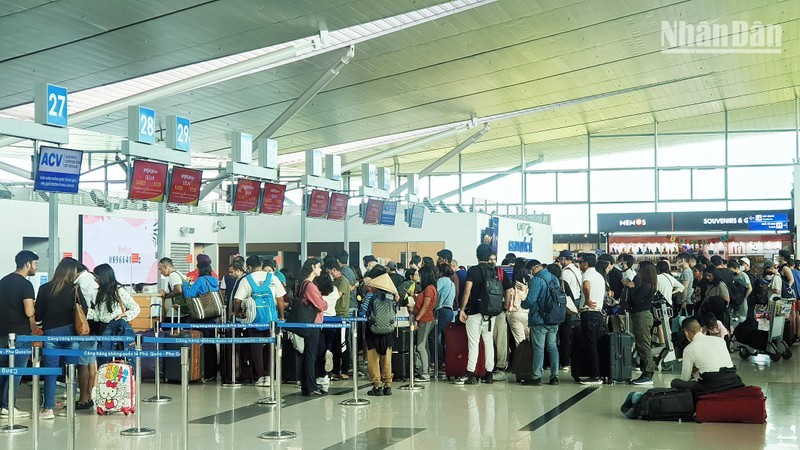 International visitors check in at Phu Quoc international airport on December 28, 2022. (Photo: TRANG LINH/NDO)