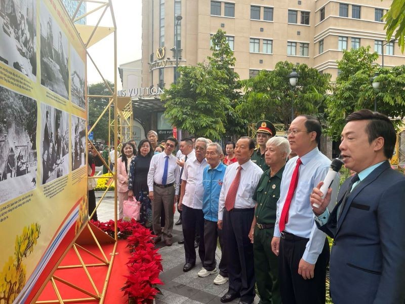 The delegates visit the exhibition at Lam Son Park. (Photo: NDO)