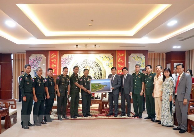 Secretary of the Party Committee and Chairman of the People's Council of Ca Mau province Nguyen Tien Hai (seventh from right) presents a photo to Royal Cambodian Army’s Guard High Command delegation (Photo: VNA)