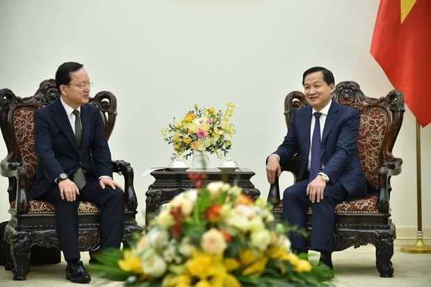 Deputy Prime Minister Le Minh Khai (L) receives President of Samsung Electronics Park Hark Kyu (Photo: baochinhphu.vn) 