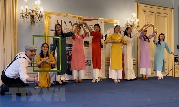 A performance of ao dai at the Tet programme held by the Association for the Promotion of Vietnamese Culture (APCV) in France (Photo: VNA) 
