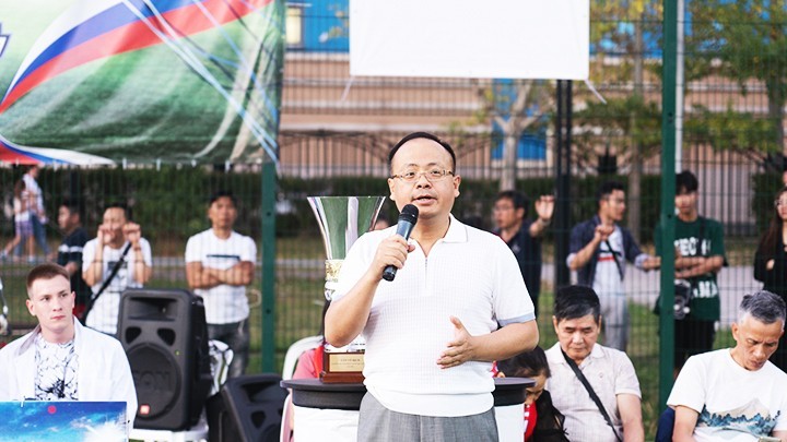 Do Xuan Hoang speaks at the closing ceremony of the football tournament of Vietnamese people in Russia in 2022.