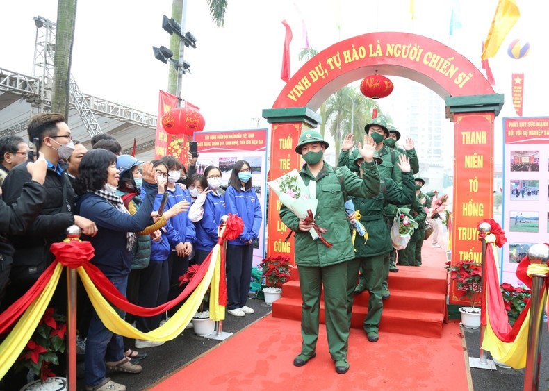 Young people in Hanoi depart for military service. (Photo: NDO)