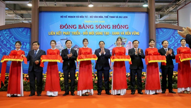 The ribbon cutting ceremony for the opening of the exhibition. (Photo: NDO)