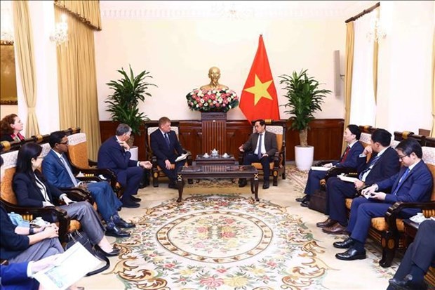 The meeting between Foreign Minister Bui Thanh Son (R) and the EU-ABC and EuroCham delegation in Hanoi on February 15 (Photo: VNA) 