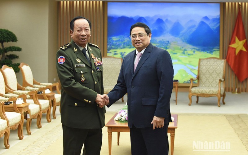 Prime Minister Pham Minh Chinh (R) receives General Tea Banh, Deputy Prime Minister and Minister of National Defence of Cambodia (Photo: NDO)
