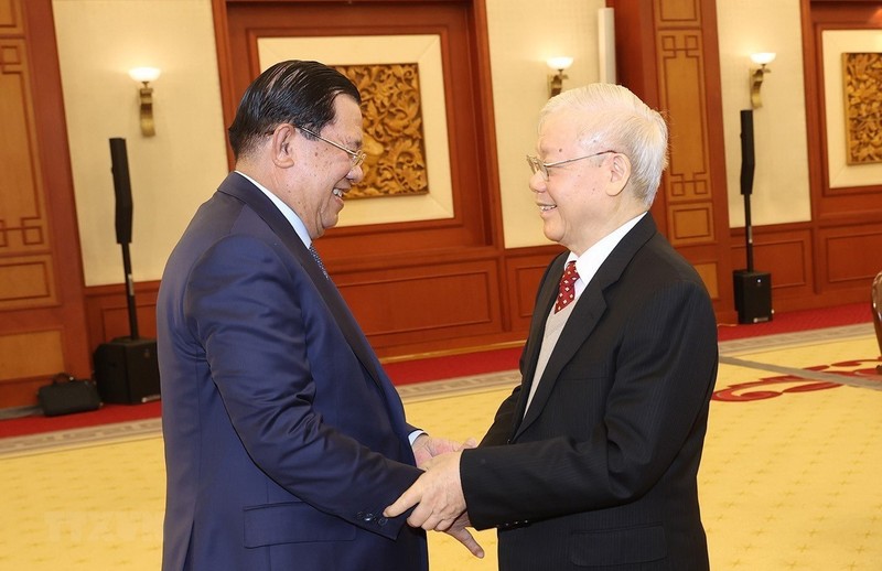 General Secretary of the Communist Party of Vietnam (CPV) Nguyen Phu Trong (R) and President of the Cambodian People's Party (CPP) and Prime Minister Hun Sen (Photo: VNA) 