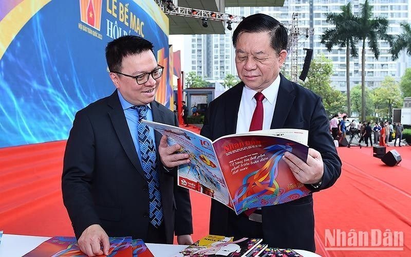 Secretary of Party Central Committee (PCC) and Head of the PCC's Commission for Communications and Education Nguyen Trong Nghia and Editor-in-chief of Nhan Dan Newspaper Le Quoc Minh attend the 2022 National Press Festival. (Photo: NDO)