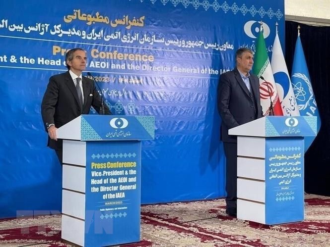 The IAEA Director General Rafael Mariano Grossi and head of the IAEO Mohammad Eslami at a joint press conference in Tehran, Iran, March 4. (Photo: IRNA/VNA)