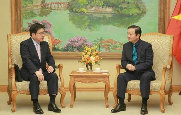 Deputy PM Tran Hong Ha (R) receives Yoshiaki Yokota, Managing Executive Officer and Chief Executive Officer for Energy & Infrastructure Solution Group at Marubeni Corporation, on March 10. (Photo: VNA) 