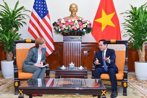 Minister of Foreign Affairs Bui Thanh Son (right) and Administrator of the United States Agency for International Development (USAID) Samantha Power at their meeting in Hanoi on March 10. (Photo: baoquocte.vn)