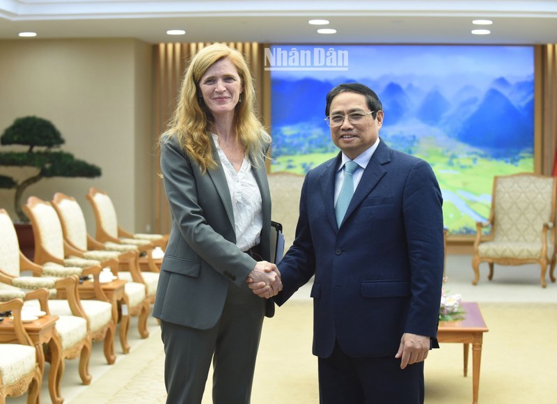 Prime Minister Pham Minh Chinh (right) receives USAID Administrator Samantha Power in Hanoi on March 10. (Photo: NDO)