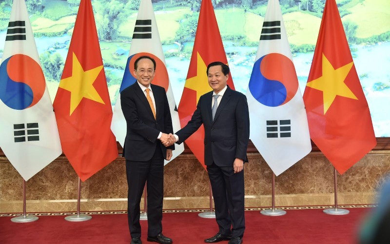 Vietnamese Deputy Prime Minister Le Minh Khai (right) and his Korean counterpart Choo Kyung-ho. (Photo: VGP)