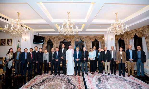 Ambassadors of Arab countries to Vietnam and former Vietnamese ambassadors to Arab countries (Photo courtesy of Saudi Arabian Embassy in Vietnam)