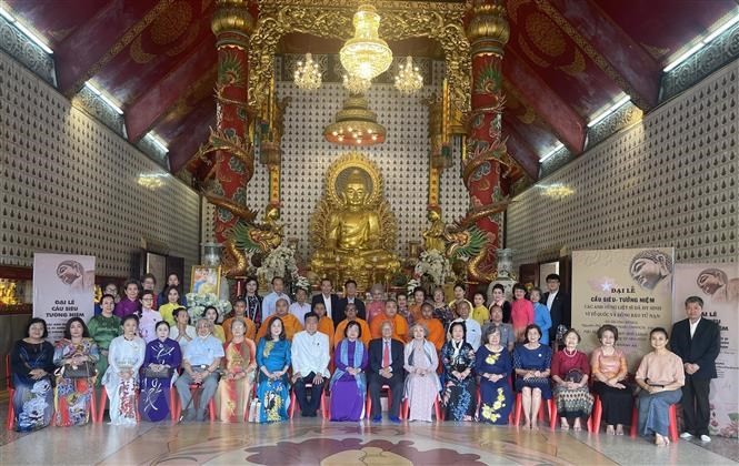 Overseas Vietnamese in Thailand commemorate 64 naval officers and soldiers who laid down their lives while defending Gac Ma Reef in Vietnam's Truong Sa at Khanh An Pagoda. (Photo: VNA)