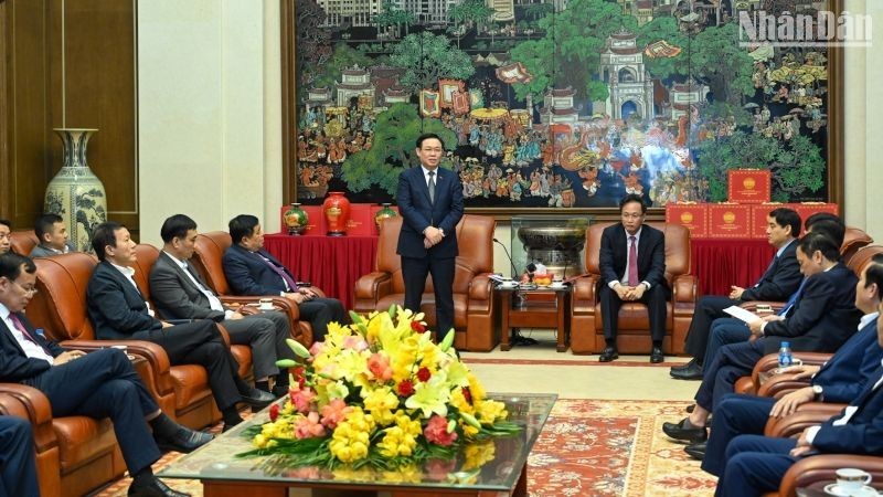 NA Chairman Vuong Dinh Hue speaks at his working session with Hung Yen Province's leaders. (Photo: NDO)