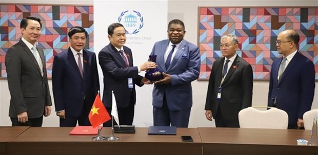 Permanent Vice Chairman of the National Assembly Tran Thanh Man (3rd from L) and Secretary General of the Inter-Parliamentary Union Martin Chungong (3rd from R) (Photo: VNA) 