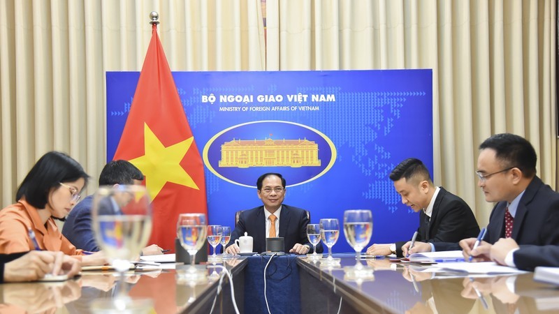 Minister of Foreign Affairs Bui Thanh Son holds online talks with Chinese State Councilor and Foreign Minister Qin Gang on March 28. (Photo: baoquocte.vn)