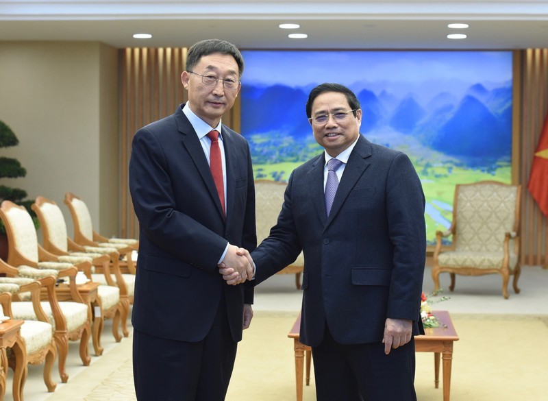 PM Pham Minh Chinh (R) and Liu Ning, Secretary of the Party Committee and Chairman of the Standing Committee of the People's Congress of China’s Guangxi Zhuang Autonomous Region, at the meeting in Hanoi on March 31. (Photo: NDO)